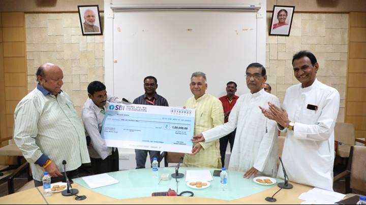 दिव्यांग श्री मोहन सिंह को उत्कृष्ट कर्तव्यनिष्ठा के लिए दिया गया राज्यस्तरीय स्व. देवी प्रसाद शर्मा 2020-21 पुरुस्कार